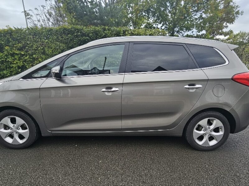 Beautiful 2015 Kia Carens with Very Low Mileage / Only 1 previous owner and Nct for a Year/ Taxed..